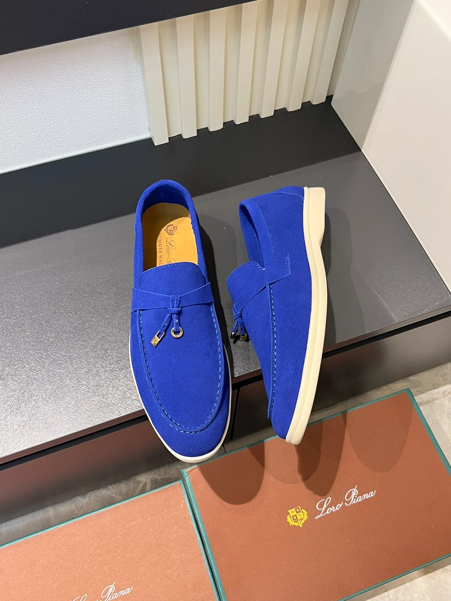 Men's shoes 💰p360 "Loro men's shoes 💰pian'*" Classic L men's shoes for couples 💰p Top version British flat loafers, a must-have item in old money style, the minimalist design is eye-catching and durable, a plus point for dressing The soft foot feel and texture are outstanding. They don’t scratch your feet and are very nice. They are matched with soft and waxy soles. They can be worn daily for a long time without getting tired. They are easy to wear, versatile and classic items, with perfect foot feel and texture! Imported cashmere fabric, the lining is made of imported A-grade water-dyed cow lining, the top version of the genuine leather midsole is sewn with pure handmade mark thread! Size: Female 35-40 (34. Customized) Male 38-44 (45.46. Customized)